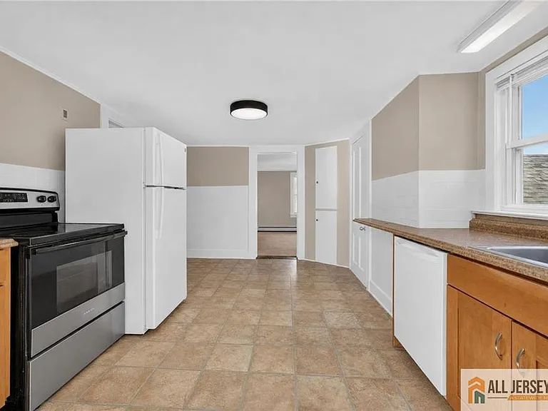 9 Hahn St — Photo 2