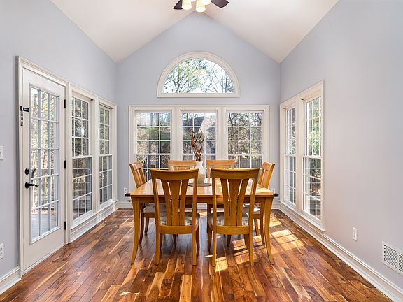 4th image of 302 Palatine Pl