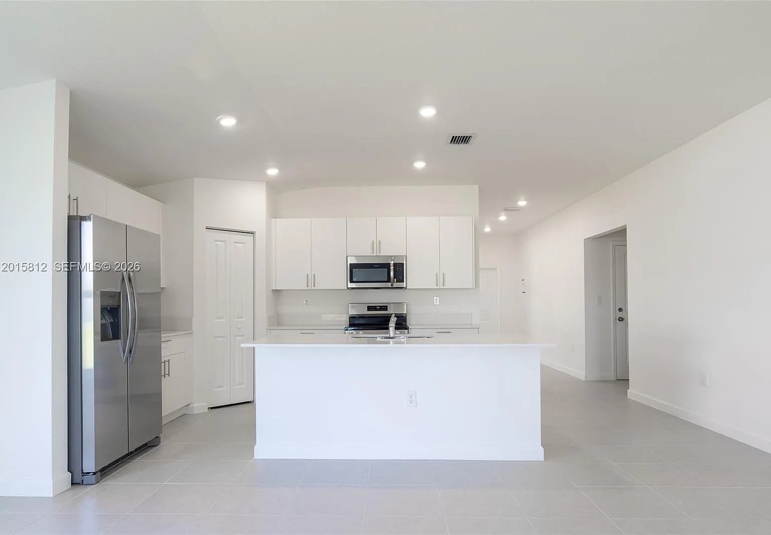 4 bed, 2400 sqft, $4,600 — Photo 4