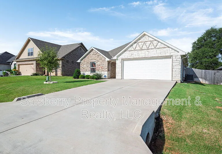 3310 Windcrest Dr — Photo 2