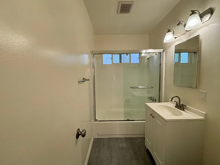 526 E Windsor Rd — Photo 15