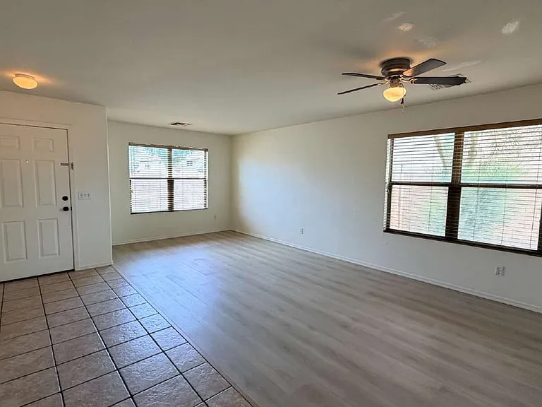 571 E Reflection Pl — Photo 3