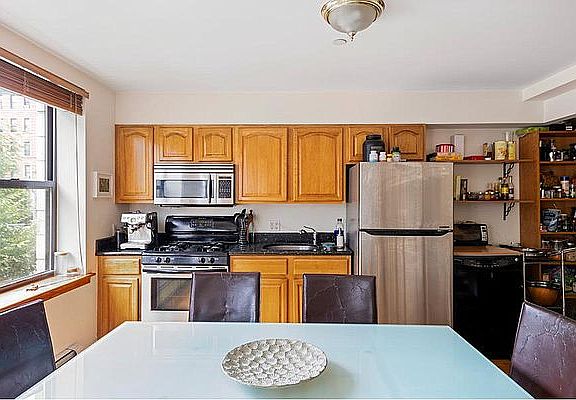 4th image of 133 Essex St APT 201
