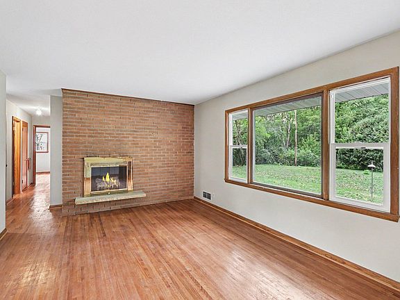 4th image of 4040 Merriam Rd