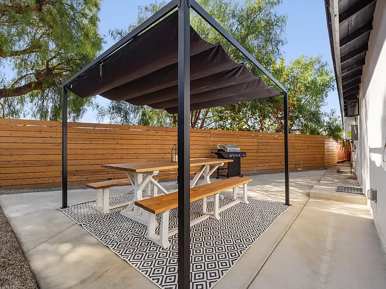 3945 Alta Loma Dr #B — Photo 37