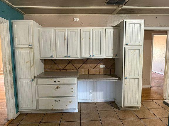 4th image of 1507 N Avenue F