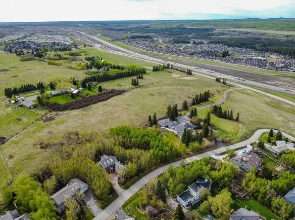 187 Slopeview Dr SW, Calgary, AB T3H 4G6