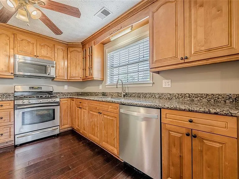 2491 Redfield Dr — Photo 14