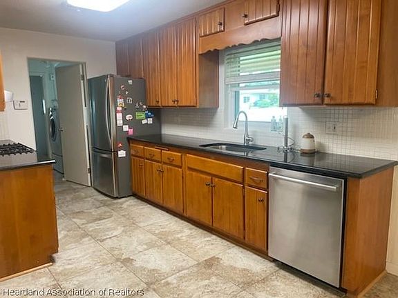 3rd image of 2458 Lakeview Dr