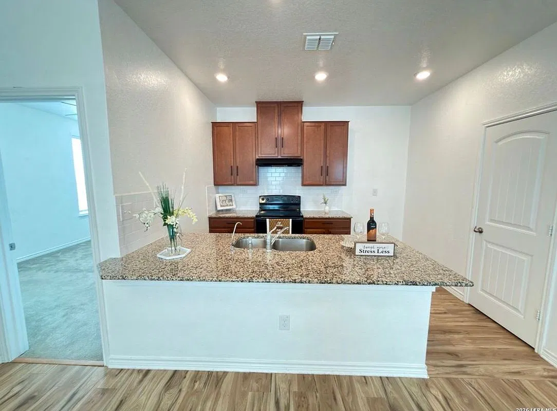 3 bed, 2.0 bath, 1418 sqft, $1,700 — Photo 1