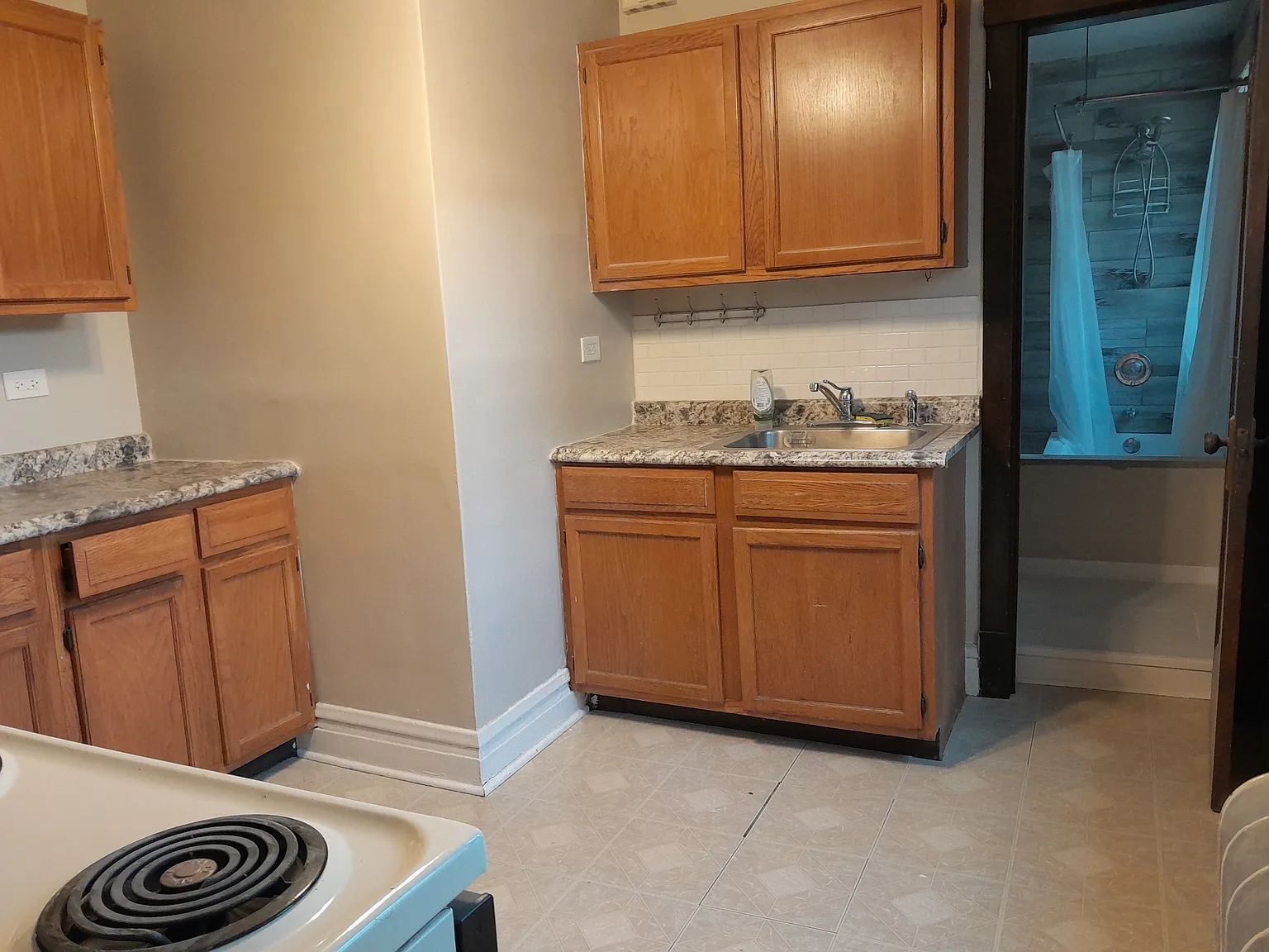 1 bed, 700 sqft, $1,300 — Photo 3