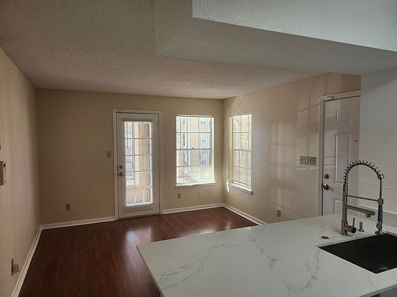 5th image of 4225 Thornbriar Ln APT 207