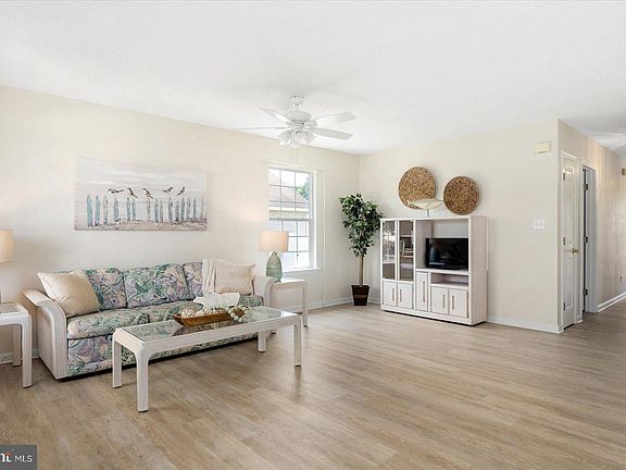 3rd image of 38190 Clover Ln