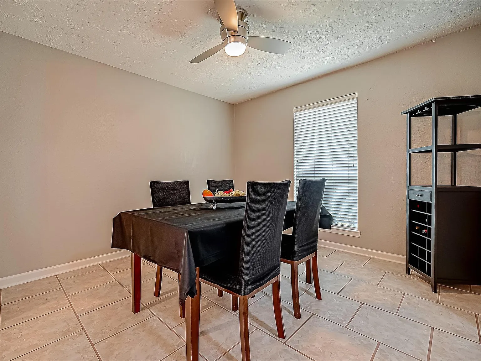 3 bed, 2.0 bath, 1938 sqft, $2,050 — Photo 4