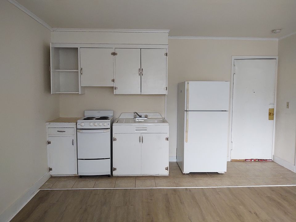 Kitchen - new flooring, professionally cleaned