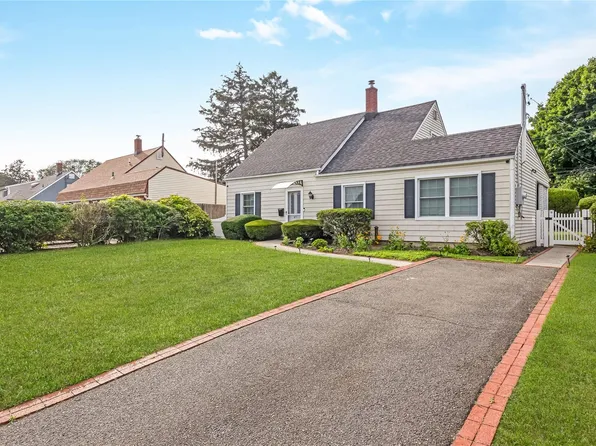 671 Whittier Street, Westbury, NY 11590