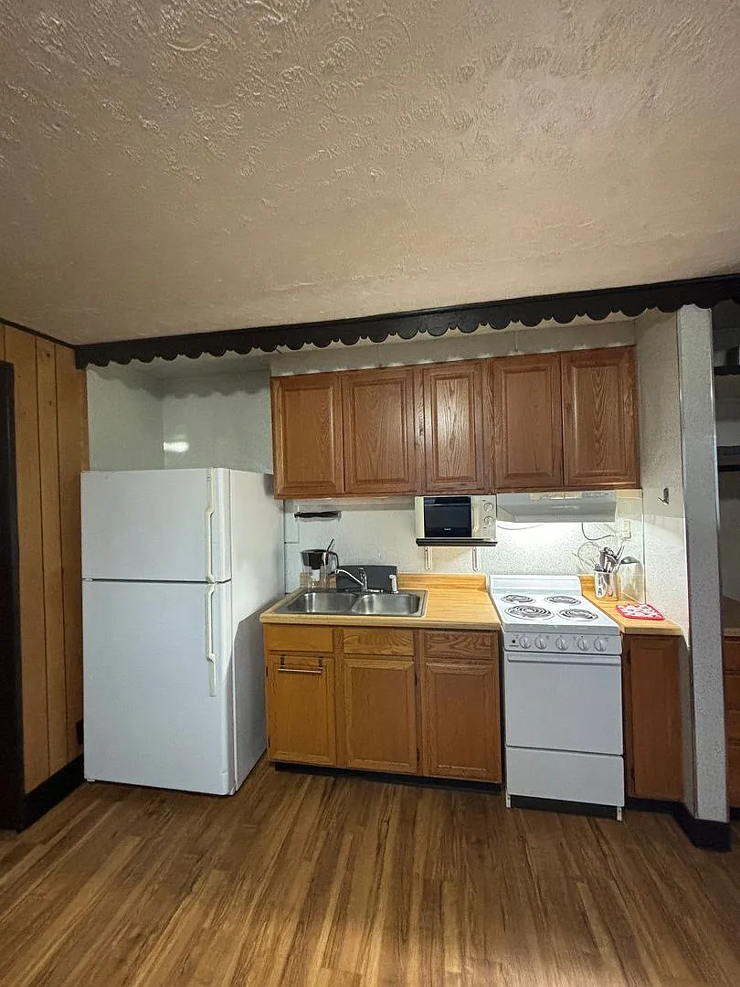 All utilities included 1 bedroom furnished unit / Located in North Pole AK / No pets — Photo 3