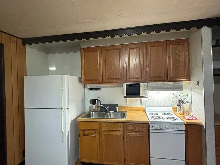 2443 Loomis Dr — Photo 3