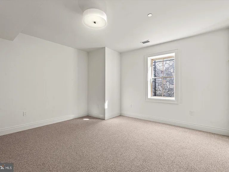 5022 Cathedral Ave NW — Photo 40