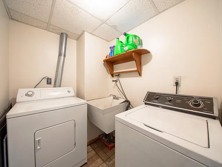 413 E Carson St — Photo 14