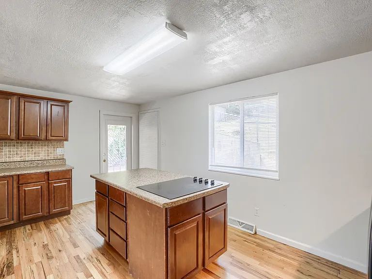 301 Moss St — Photo 7