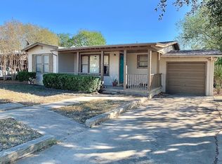 617 Howell Ave, Devine, TX 78016