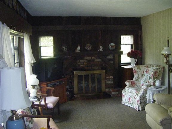 5th image of 2211 Spencer Ln