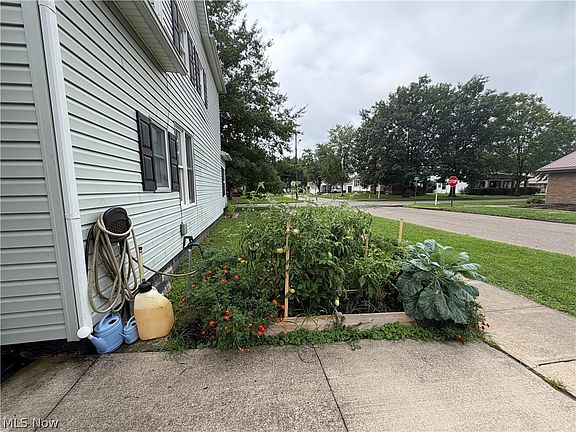3rd image of 616 Fairground St