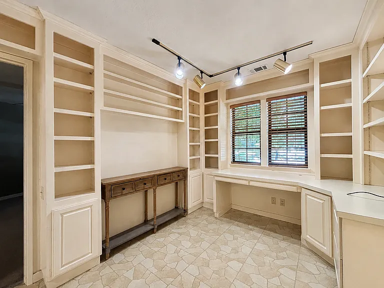 1220 Deer Rd — Photo 3