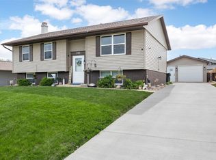 702 Olive Dr NW, Cedar Rapids, IA 52405
