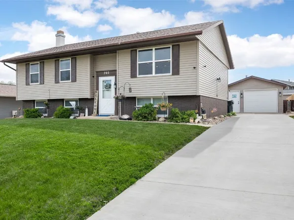 702 Olive Dr NW, Cedar Rapids, IA 52405