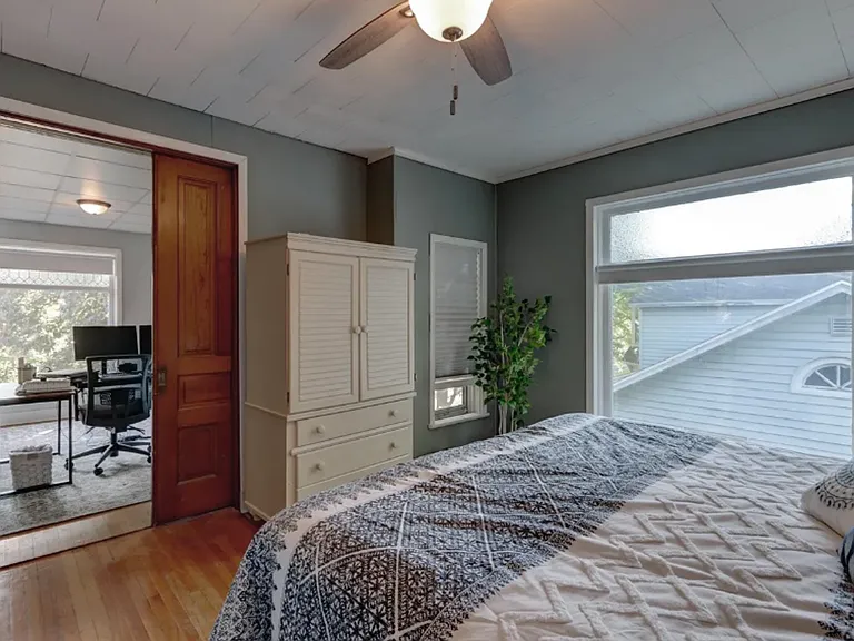 511 W Wisconsin St — Photo 27