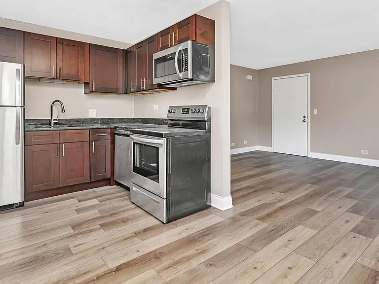 Lakeside Village Apartments — Photo 4