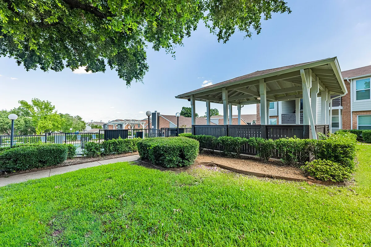 Building Photo - Hillcrest Apartments