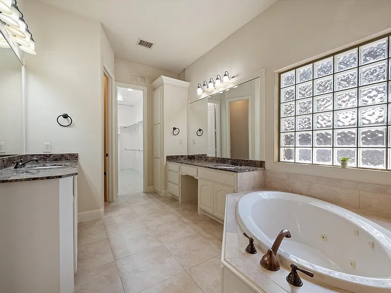 10941 Yorkshire Ln — Photo 22