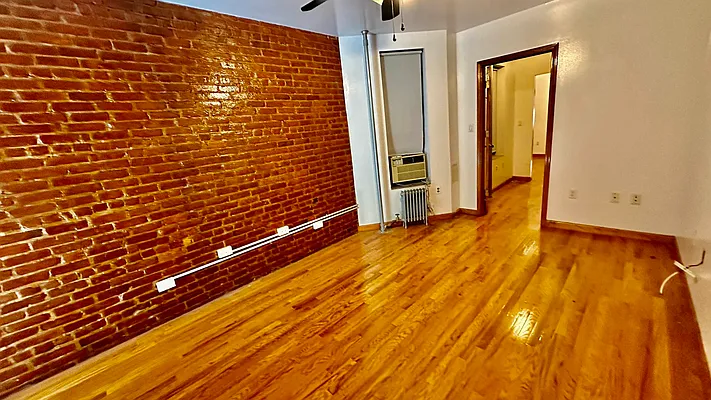 Rented by HOLTON REAL ESTATE INC. | media 1