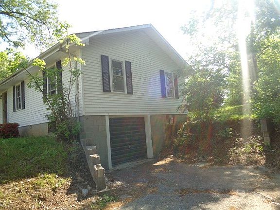2nd image of 207 Hillwood St