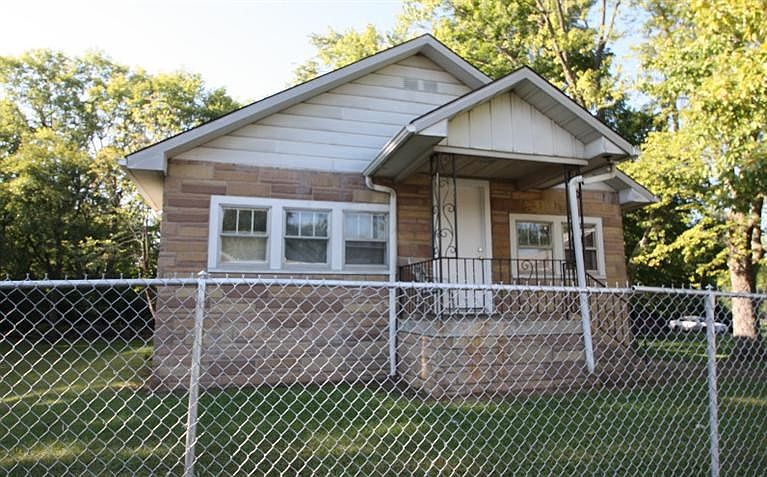 1st image of 740 Mentor Ave