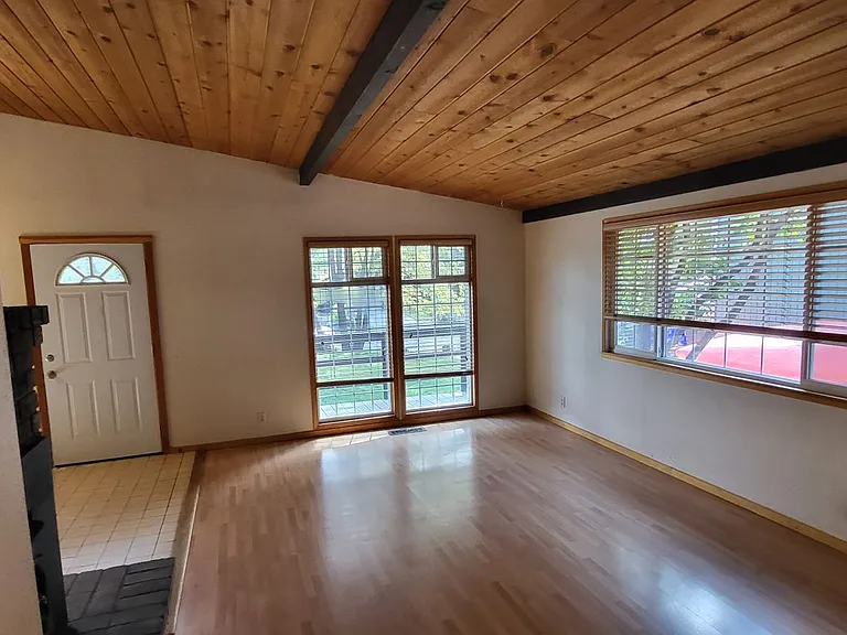 1322 NW Baltimore Ave — Photo 4