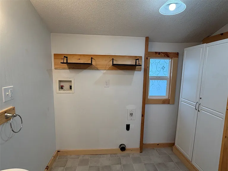 76 E Main St — Photo 14