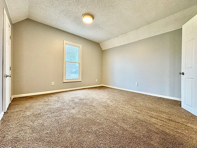 816 E Grove St — Photo 6