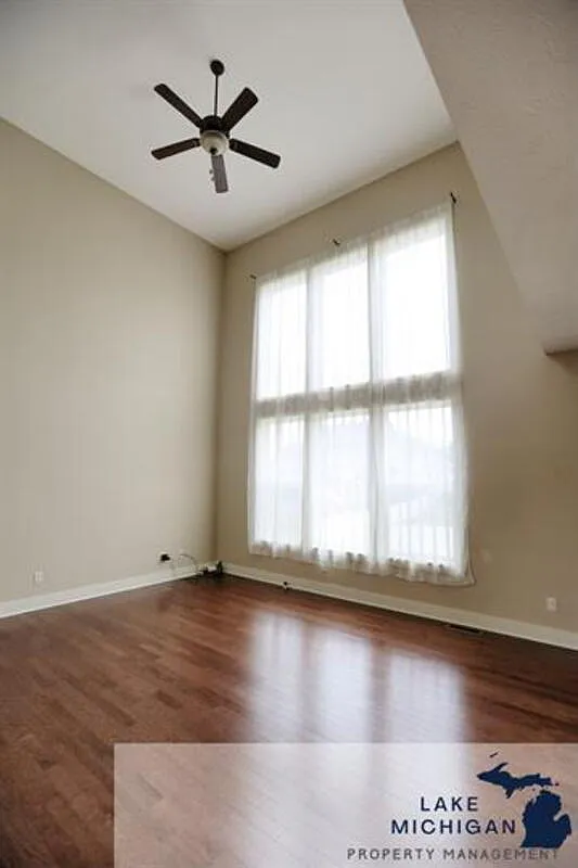 5 bed, 4.0 bath, 3104 sqft, $3,495 — Photo 3