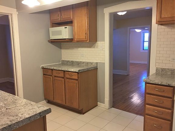 4th image of 923 Clarence Ave #B