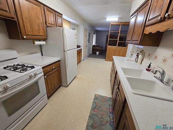 2nd image of 916 Alamosa St