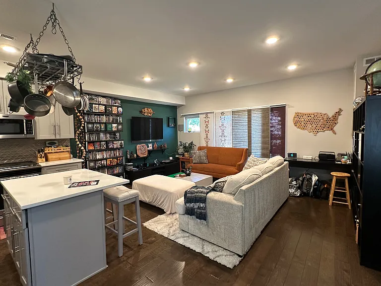 Open floor plan - living room and kitchen