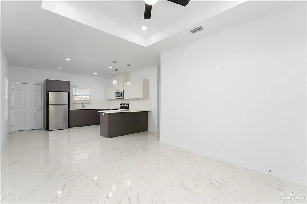 2 bed, 2.0 bath, 975 sqft, $1,145 — Photo 3