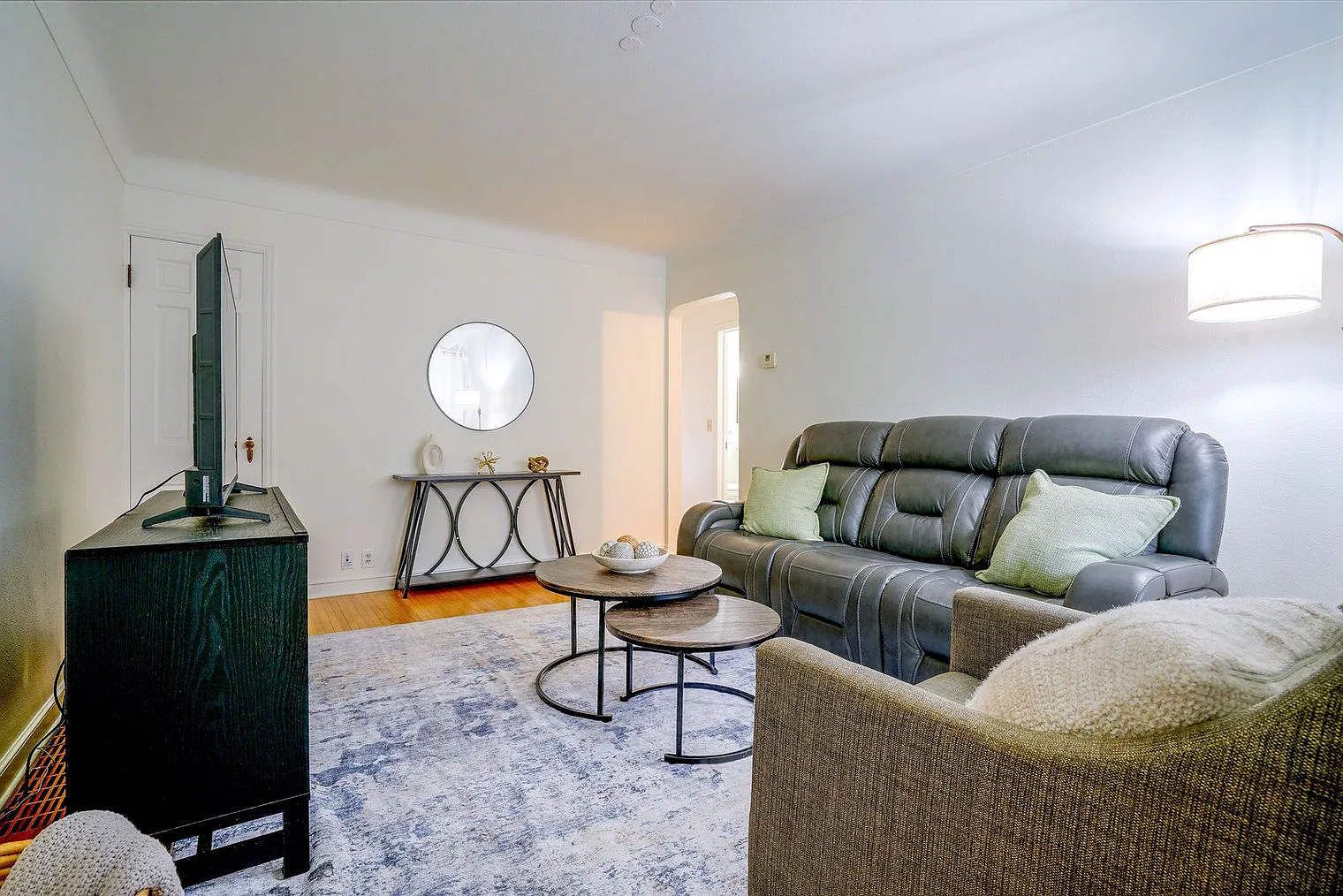 2 bed, 1.0 bath, 957 sqft, $2,967 — Photo 2
