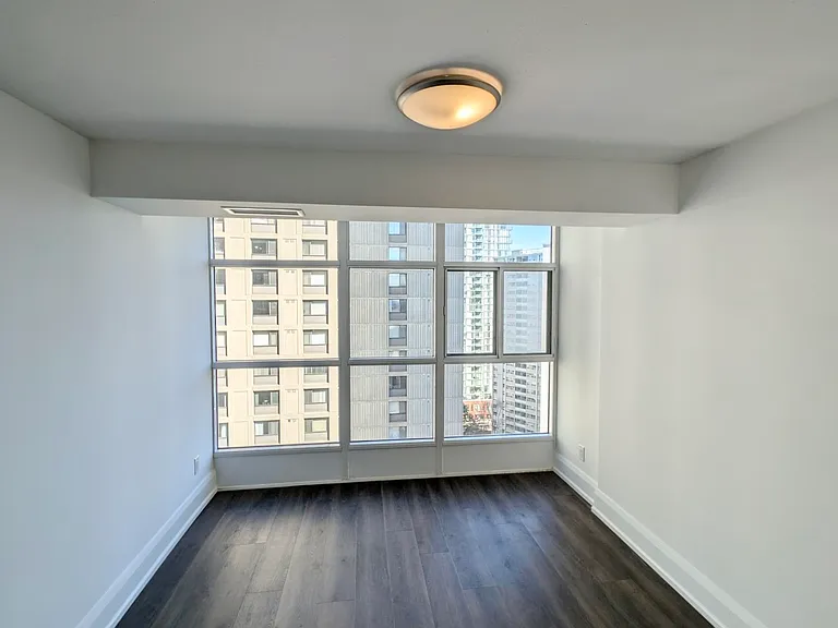 55 Charles St W — Photo 7
