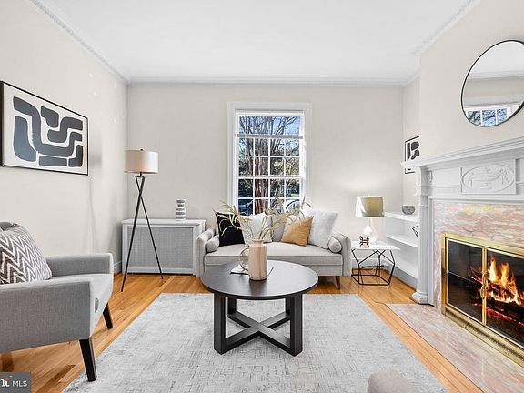 5th image of 2927 Cathedral Ave NW