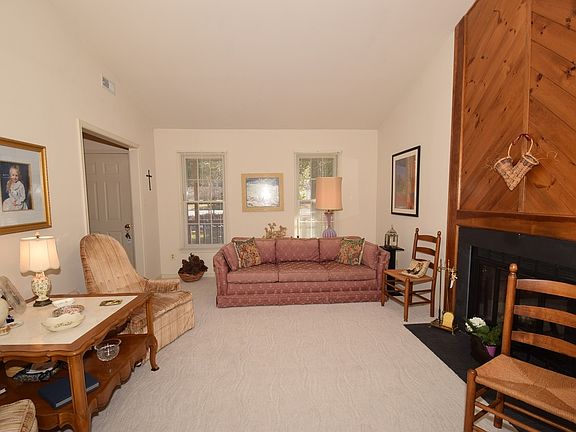 3rd image of 1906 Cambridge Dr